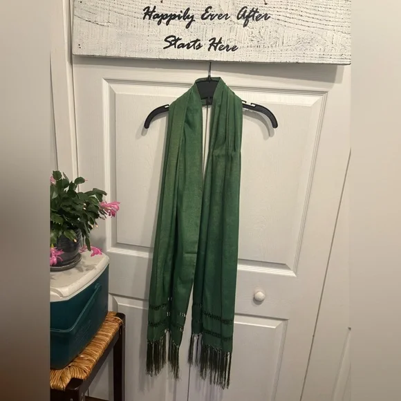 Long Emerald Green Scarf With Quality Fringe Detailing on Both Ends - Picture 3 of 4
